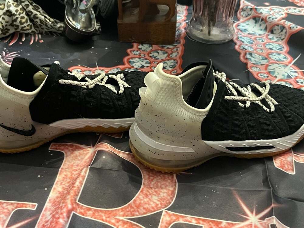 Nike LeBron 18 Basketball Shoes Black/White-Gum Sole 5.5Y - Picture 3 of 3